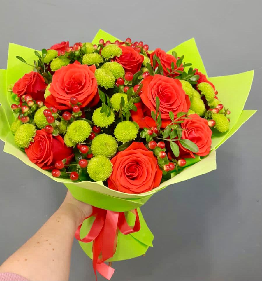 Букет цветов из: Хризантемы и Розы в Тобольске