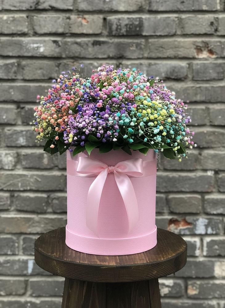 Цветочная композиция из Гипсофила и Розы в шляпной коробке в Тобольске