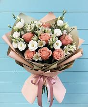 Букет цветов из:  Розы, Альстромерии и Лизиантусы в Тобольске