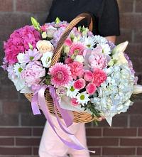 Композиция солнечный день в Тобольске Цветочная композиция из Розы, Хризантемы, Пионы и Лизиантусы в корзине в Тобольске
