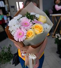 Букет цветов из:  Герберы, Розы и Хризантемы в Тобольске