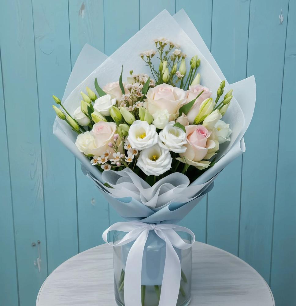 Букет цветов из: Розы и Лизиантусы в Тобольске