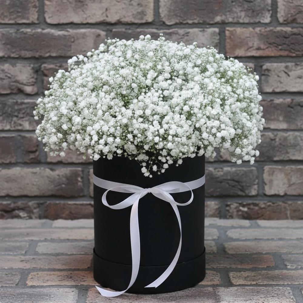 Цветочная композиция из Гипсофила в шляпной коробке в Тобольске