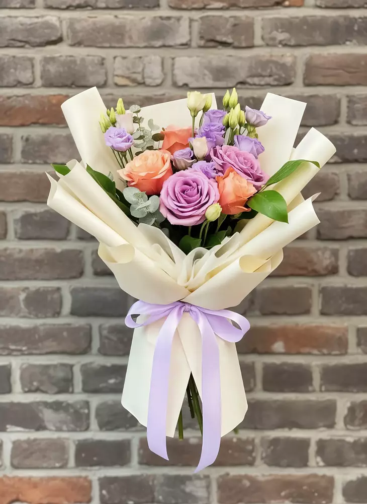 Букет цветов из: Лизиантусы и Розы в Тобольске