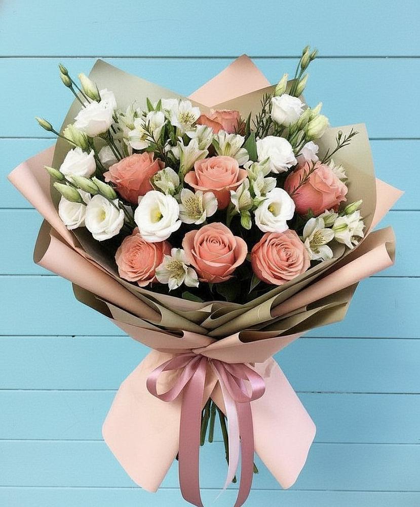 Букет цветов из: Розы, Альстромерии и Лизиантусы в Тобольске