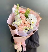 Букет цветов из:  Хризантемы и Розы в Тобольске