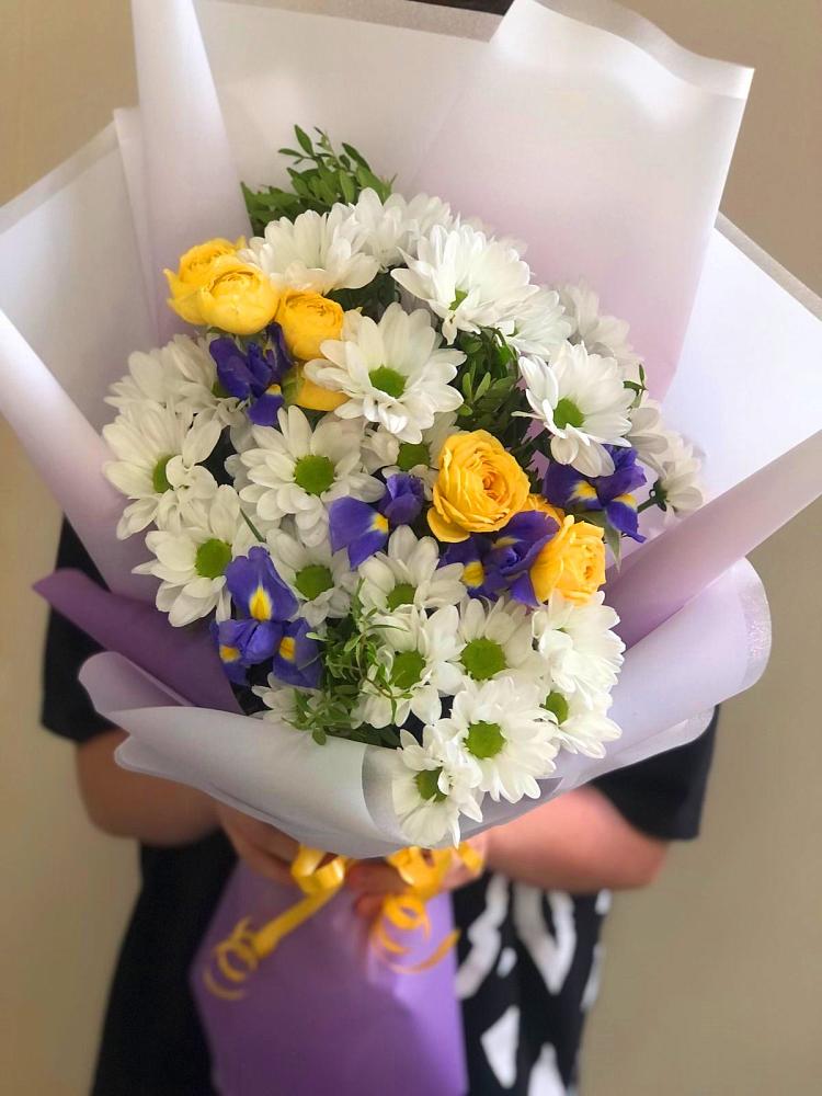 Букет цветов из: Ирисы, Хризантемы и Розы в Тобольске