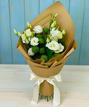 Букет цветов из:  Хризантемы и Лизиантусы в Тобольске