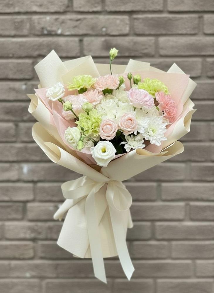 Букет цветов из: Гвоздики, Розы, Лизиантусы и Хризантемы в Тобольске