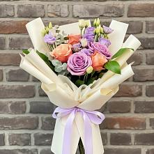 Букет цветов из:  Лизиантусы и Розы в Тобольске