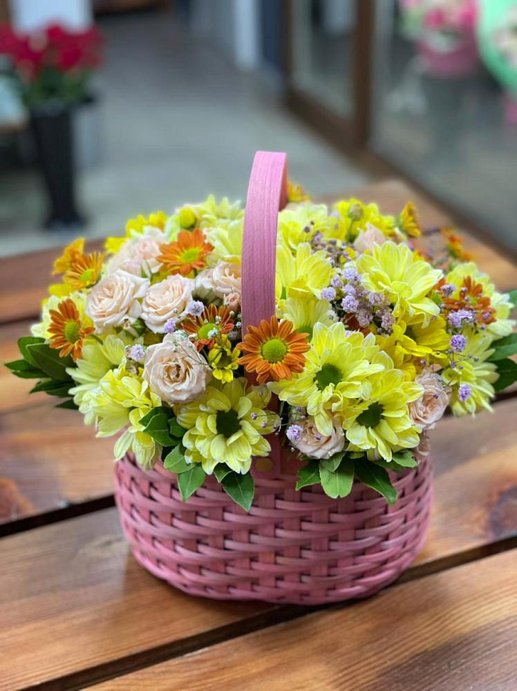 Цветочная композиция из Хризантемы и Розы в корзине в Тобольске
