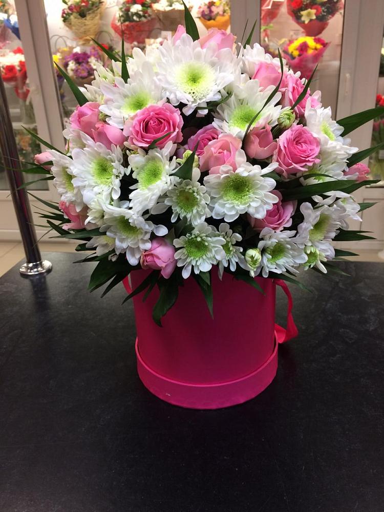 Цветочная композиция из Розы и Хризантемы в шляпной коробке в Тобольске