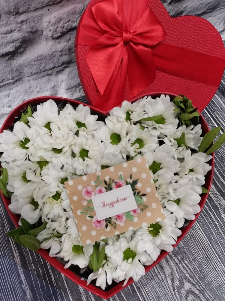 Цветочная композиция из Хризантемы в виде сердца в Тобольске