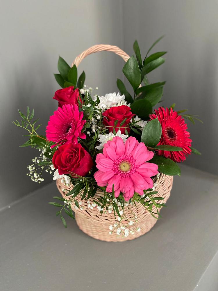 Цветочная композиция из Розы, Хризантемы и Герберы в корзине в Тобольске