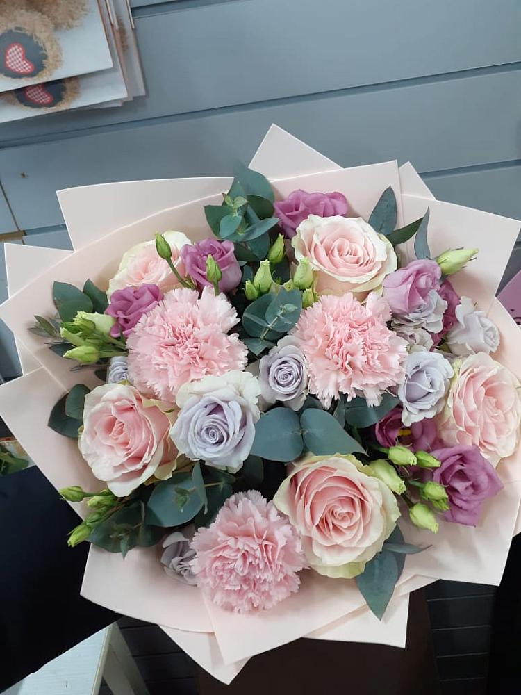 Букет цветов из: Розы, Гвоздики и Лизиантусы в Тобольске