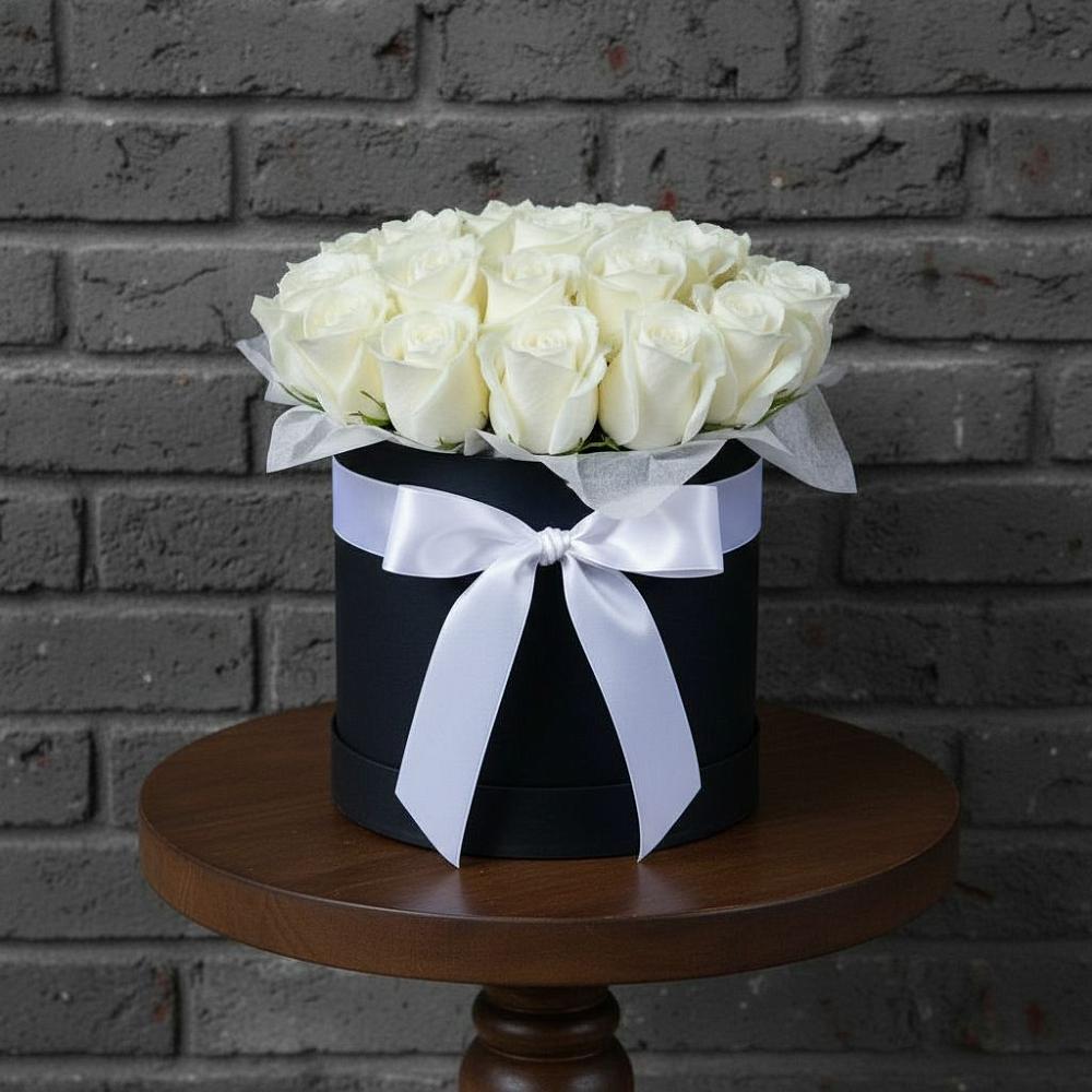 Цветочная композиция из Розы в шляпной коробке в Тобольске