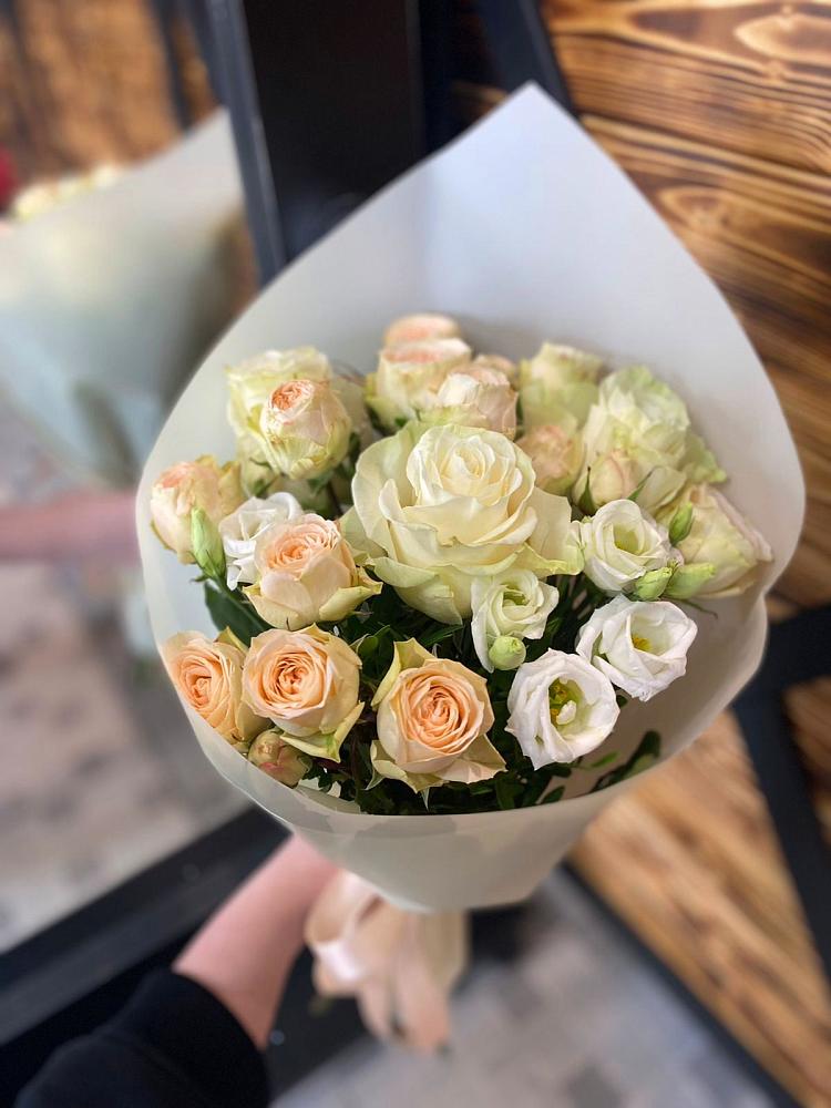 Букет цветов из: Розы и Лизиантусы в Тобольске