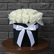 Цветочная композиция из Розы в шляпной коробке в Тобольске